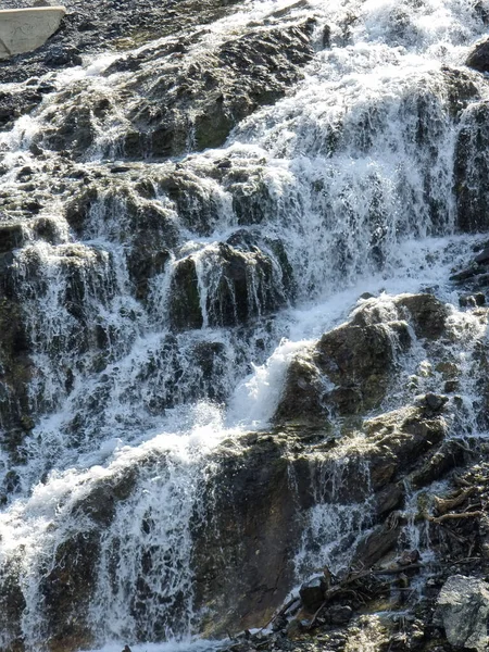 瀑布从岩石上落下来的特写镜头 — 图库照片