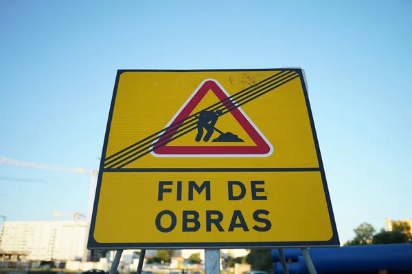 Een Geel Bord Met Tekst Einde Van Het Wegenwerk Het — Stockfoto