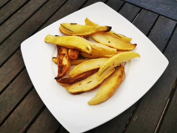 Prato Batatas Rústicas Frescas Uma Mesa Madeira — Fotografia de Stock