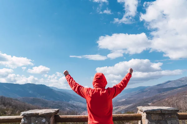 一个穿着红色外套的高加索男子 望着美丽的云天 — 图库照片