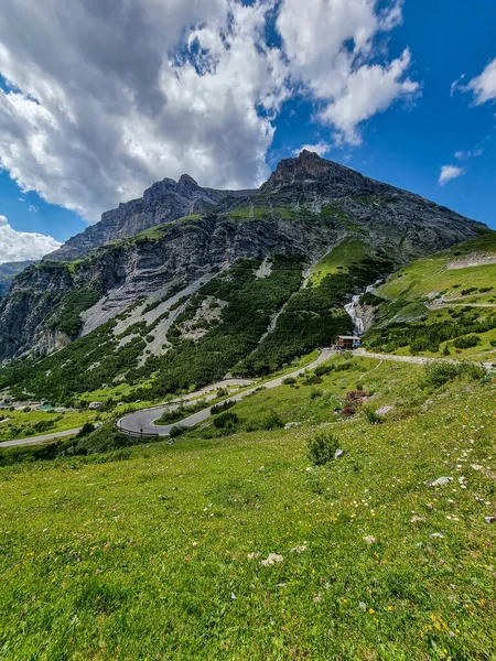 Die Berge Unter Blauem Himmel Der Nähe Der Grünen Felder — Stockfoto