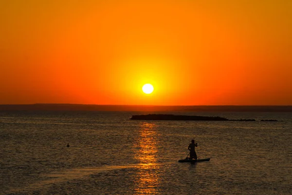 Eine Silhouettenaufnahme Eines Mannes Der Während Eines Wunderschönen Sonnenuntergangs Auf — Stockfoto