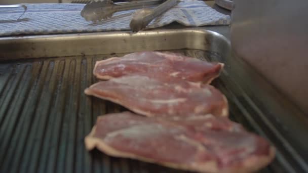 烹调晚餐 厨师烹调肉的特写镜头 — 图库视频影像