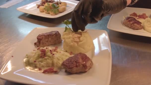 Närbild Bilder Matlagning Middag Kock Dekorerar Och Serverar Skålen — Stockvideo