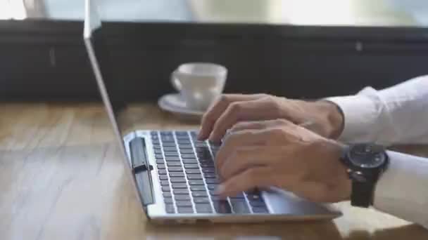 Nagranie Mężczyzny Pracującego Laptopie — Wideo stockowe
