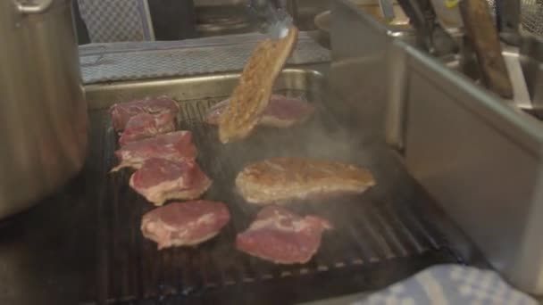 Close Beelden Van Koken Diner Chef Kok Koken Vlees — Stockvideo