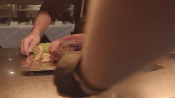 Primo Piano Filmato Della Cena Cucina Chef Decora Serve Piatto — Video Stock