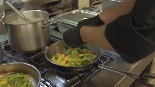 Крупним Планом Кадри Приготування Вечері Смаження Овочів — стокове відео