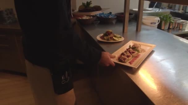 Primo Piano Filmato Della Cena Cucina Chef Decora Serve Piatto — Video Stock