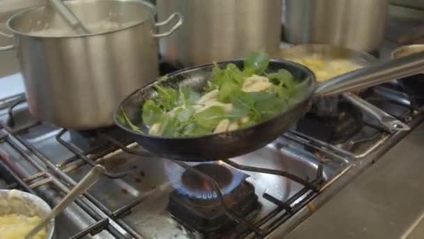 Primo Piano Filmato Cottura Della Cena Frittura Verdure — Video Stock