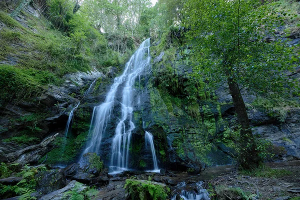 Uma Bela Vista Uma Cachoeira Que Desce Pedras Musgosas Penhasco — Fotografia de Stock