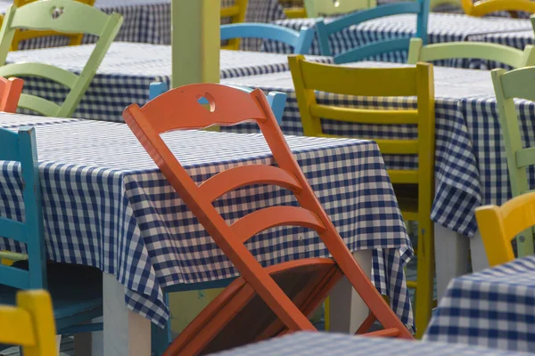 Süslü Mavi Örtülü Masaların Renkli Sandalyelerin Bir Arada Olduğu Bir — Stok fotoğraf