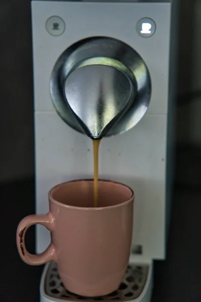 Zbliżenie Gorącej Świeżej Kawy Wlewającej Się Ceramicznego Kubka Ekspresu Kawy — Zdjęcie stockowe