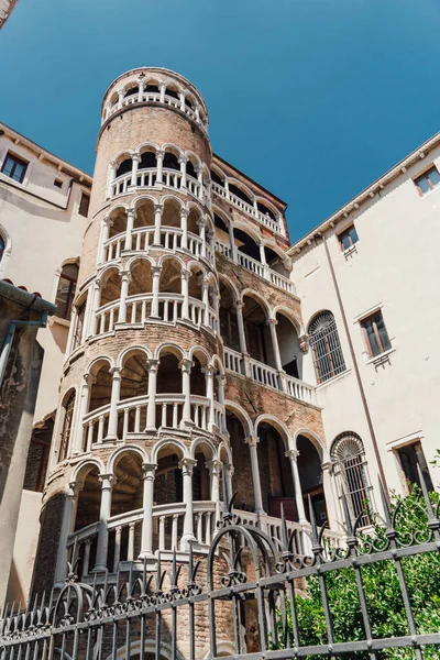 Tiro Vertical Scala Contarini Del Bovolo Veneza Itália Durante Dia — Fotografia de Stock