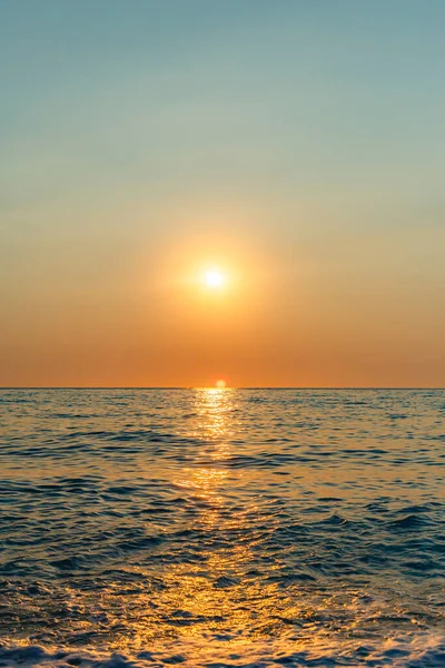 Pôr Sol Lindo Lefkada Grécia Tiro Vertical Sol Dourado Brilhando — Fotografia de Stock