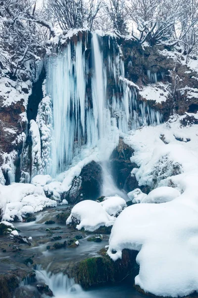 Tiro Vertical Picos Gelo Congelados Pendurados Penhasco Nas Cachoeiras Gostilje — Fotografia de Stock
