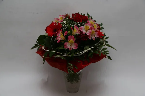 Zbliżenie Ujęcie Grona Kwiatów Szklanym Wazonie Pięknymi Czerwonymi Dekoracjami — Zdjęcie stockowe