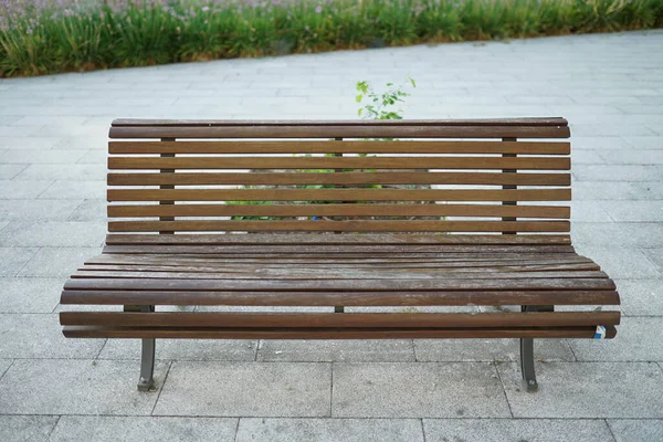 Een Houten Bank Een Stedelijk Park — Stockfoto