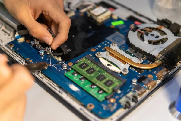 Técnico Reparação Computadores Reparando Laptop — Fotografia de Stock