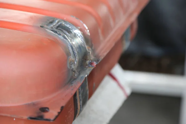 一辆刚刚焊接的汽车的油箱的特写镜头 — 图库照片