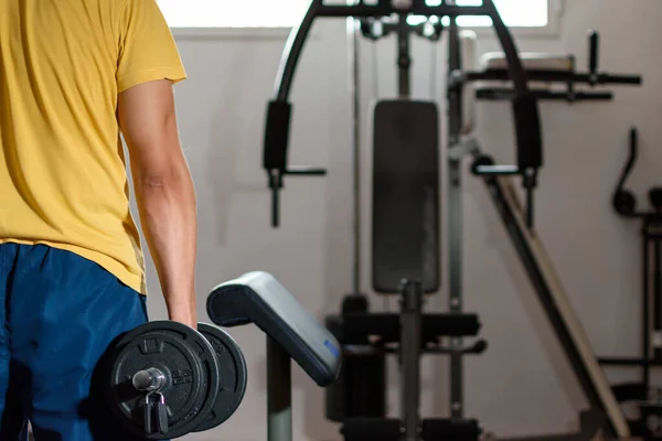 Hombre Usando Ropa Deportiva Sosteniendo Una Mancuerna Gimnasio —  Fotos de Stock