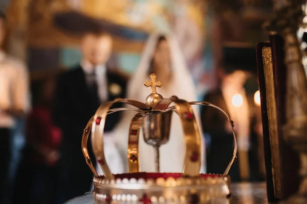 在教堂里 新娘和新郎的婚冠背景模糊不清 — 图库照片