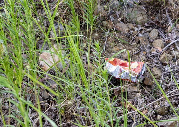 Riudecanyes España 2021 Primer Plano Basura Esparcida Plena Naturaleza Riudecanyes —  Fotos de Stock