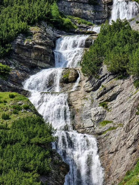 Vattenfallet Kommer Ner Från Steniga Bergen Med Träd — Stockfoto