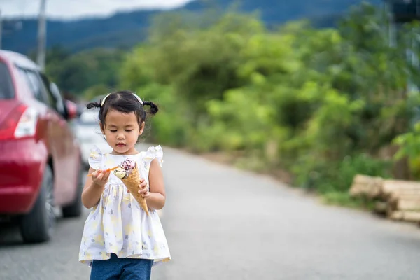 Cute Little Thai Dziewczyna Jedzenia Lodów Podczas Spaceru Drodze — Zdjęcie stockowe