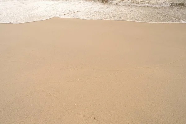 ビーチで海岸に水を撒く美しいショット — ストック写真