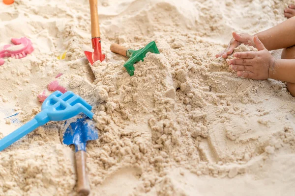 Высокоугольный Снимок Детских Рук Играющих Игрушками Песочнице — стоковое фото