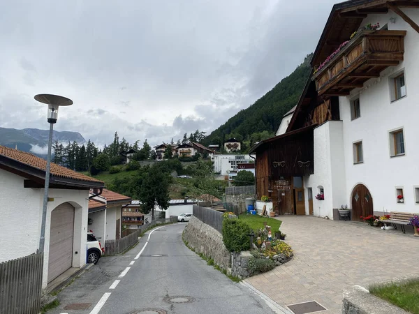 Gros Plan Maisons Blanches Milieu Collines Avec Une Petite Route — Photo