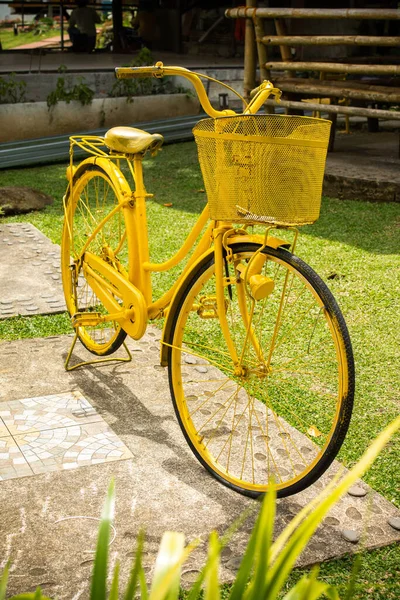 Tiro Vertical Uma Bicicleta Amarela Com Uma Cesta — Fotografia de Stock