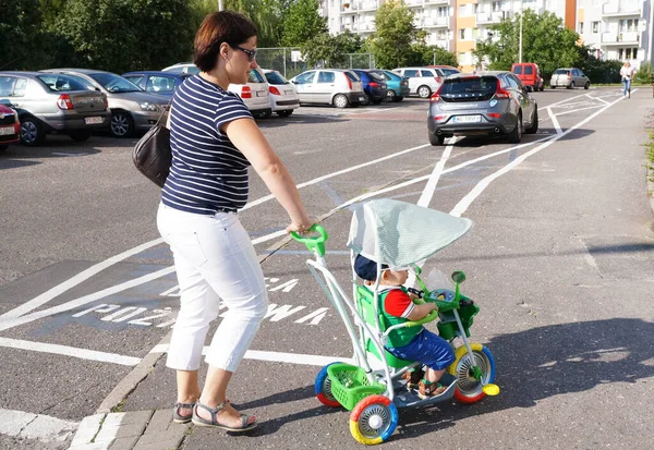 Poznan Polen Juli 2015 Eine Mutter Mit Ihrem Kleinen Kind — Stockfoto