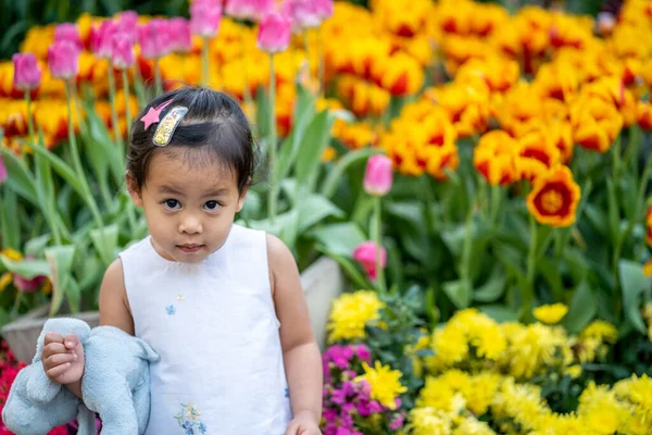 Closeup Shot Southeast Asian Little Girl Park Colorful Bright Flowers — Stock Photo, Image