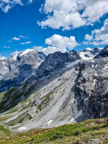 Bergen Onder Blauwe Hemel Bij Groene Velden — Stockfoto