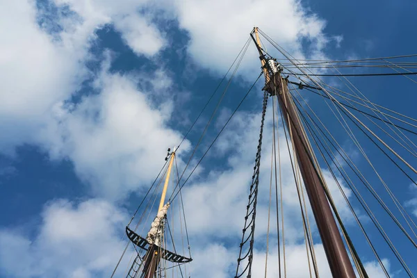 空に背の高いボートのマストの低角度ショット — ストック写真