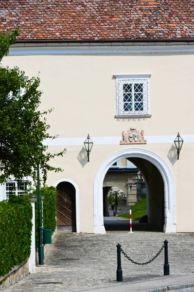 Eine Vertikale Aufnahme Der Typischen Straße Für Spaziergänge Der Europäischen — Stockfoto