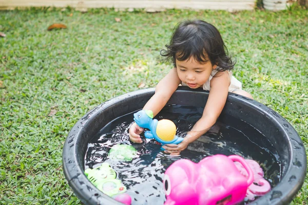 Une Jolie Petite Fille Jouant Dans Bassin Plastique Rond Par — Photo