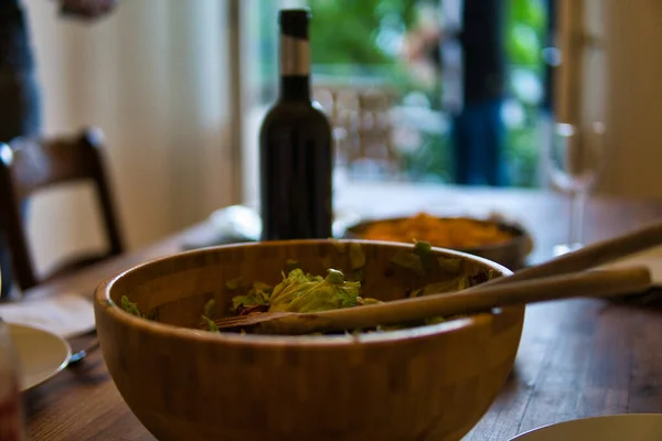 Primer Plano Una Deliciosa Ensalada Lechuga Fresca Tazón Madera Con — Foto de Stock