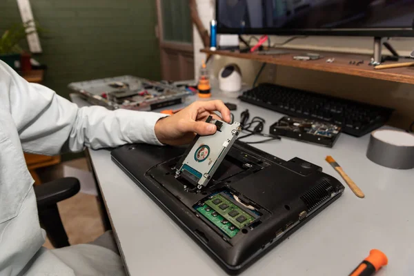 Técnico Reparação Computadores Reparando Laptop — Fotografia de Stock