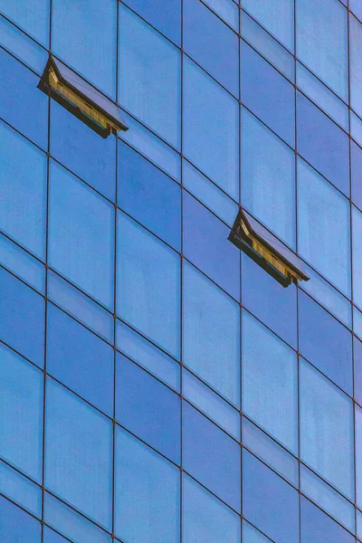 朝の新しいガラスの建物の垂直ショット — ストック写真