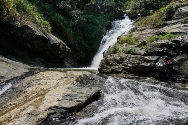 Uma Vista Panorâmica Água Que Flui Das Cataratas Ravana Makulella — Fotografia de Stock