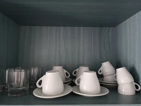 Старомодные Стаканы Белые Керамические Кофейные Чашки Голубом Шкафу — стоковое фото