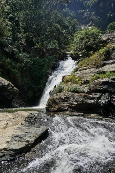 Malebný Pohled Vodu Tekoucí Ravana Falls Makulelle Srí Lance — Stock fotografie