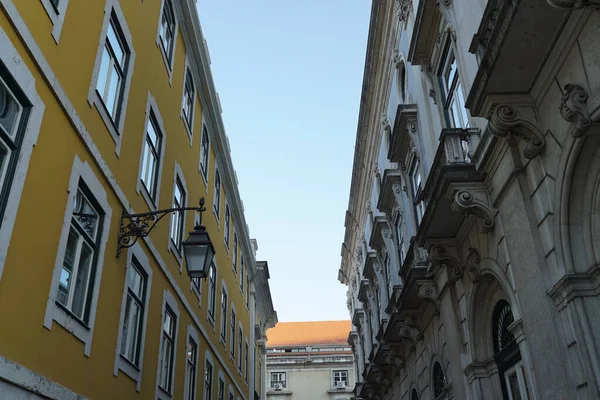 Basso Angolo Passaggio Tra Edifici Gialli Grigi Contro Sotto Cielo — Foto Stock