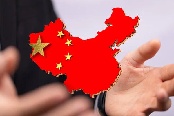 Изображение Национального Флага Силуэте Карты Китая Держащегося Руках — стоковое фото