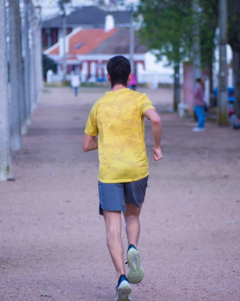 Disparo Vertical Hombre Corriendo Una Calle — Foto de Stock