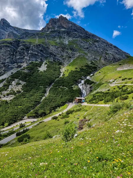 Les Montagnes Sous Ciel Bleu Près Des Champs Verts — Photo