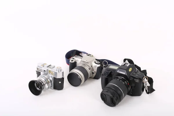 在白色背景上隔离的三台摄影相机的特写镜头 — 图库照片